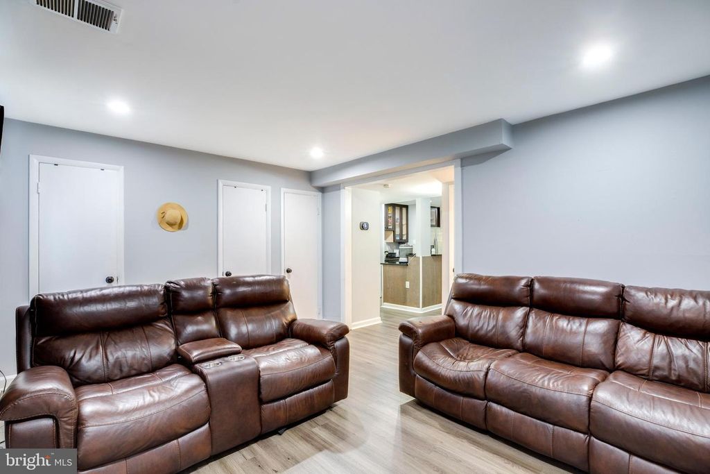 Image 5 of property listing at 3382 HEWITT AVE #102, Silver Spring, MD 20906