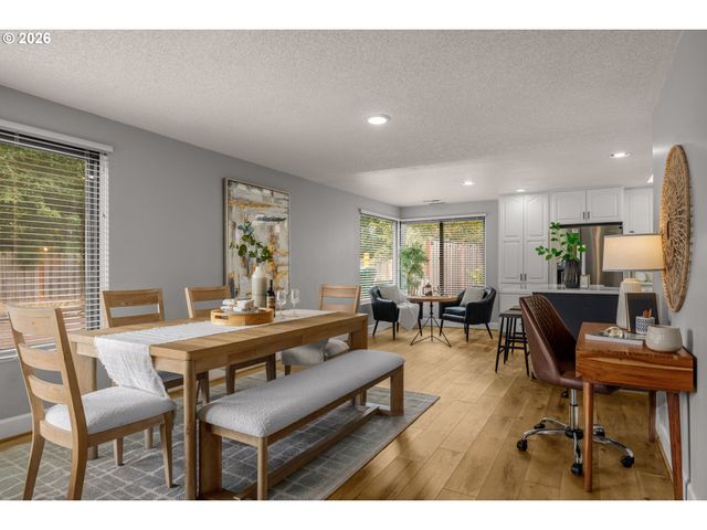 7427 Sw RUGER Ln, Portland, OR 97223