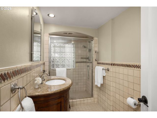 7427 Sw RUGER Ln, Portland, OR 97223