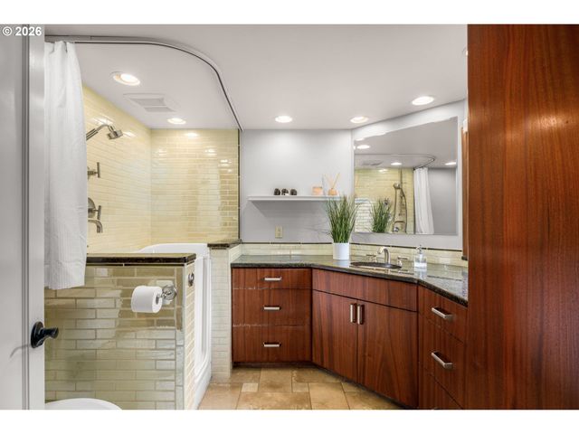 7427 Sw RUGER Ln, Portland, OR 97223
