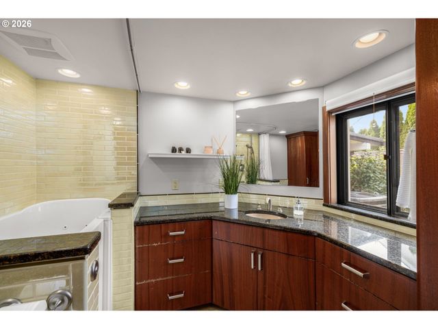 7427 Sw RUGER Ln, Portland, OR 97223