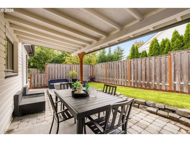 7427 Sw RUGER Ln, Portland, OR 97223