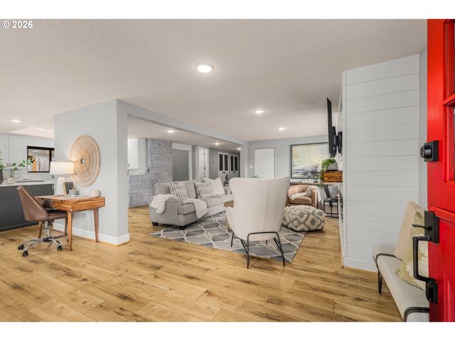 7427 Sw RUGER Ln, Portland, OR 97223
