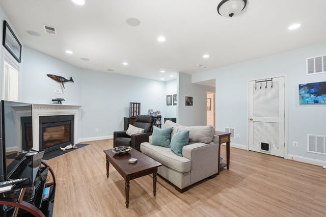 508 HOLLINGSWORTH TER, Herndon, VA 20170