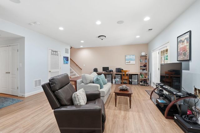 508 HOLLINGSWORTH TER, Herndon, VA 20170