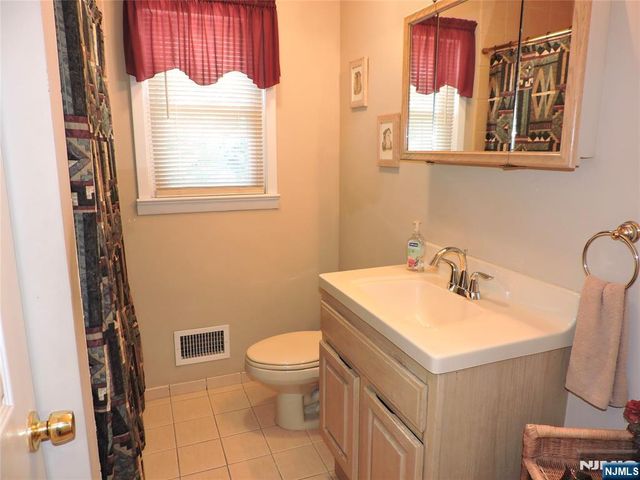 15 Main Avenue, Elmwood Park, NJ 07407