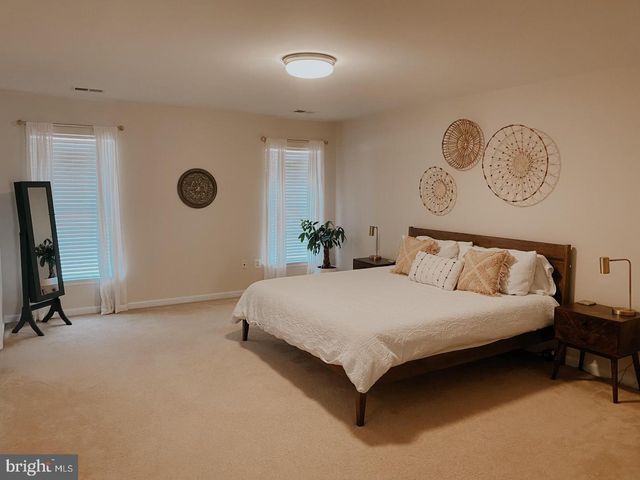 1104 HOKE LN, Fredericksburg, VA 22401