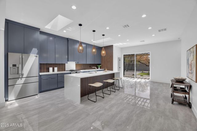 6827 N 14TH Place, Phoenix, AZ 85014