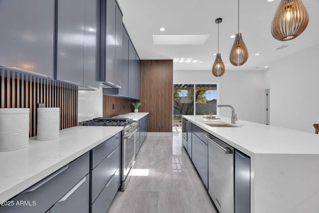 6827 N 14TH Place, Phoenix, AZ 85014