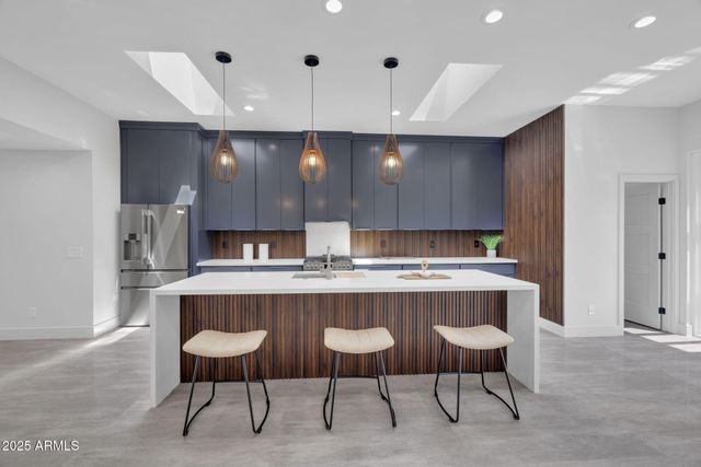 6827 N 14TH Place, Phoenix, AZ 85014