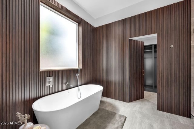 6827 N 14TH Place, Phoenix, AZ 85014