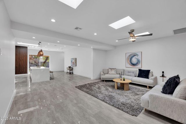 6827 N 14TH Place, Phoenix, AZ 85014