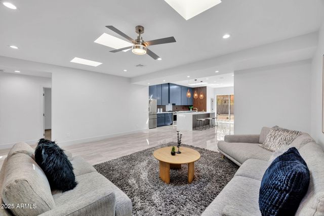 6827 N 14TH Place, Phoenix, AZ 85014