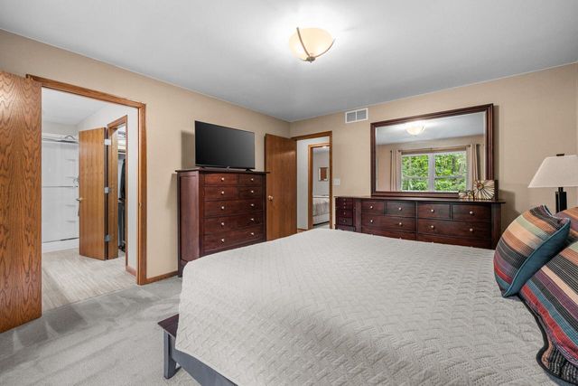 5736 Hickory Knoll DRIVE, West Bend, WI 53095