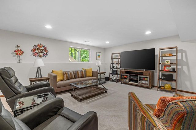 5736 Hickory Knoll DRIVE, West Bend, WI 53095
