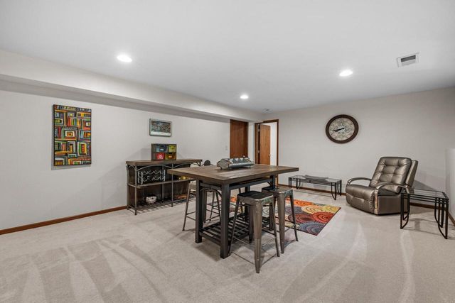 5736 Hickory Knoll DRIVE, West Bend, WI 53095