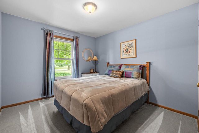 5736 Hickory Knoll DRIVE, West Bend, WI 53095