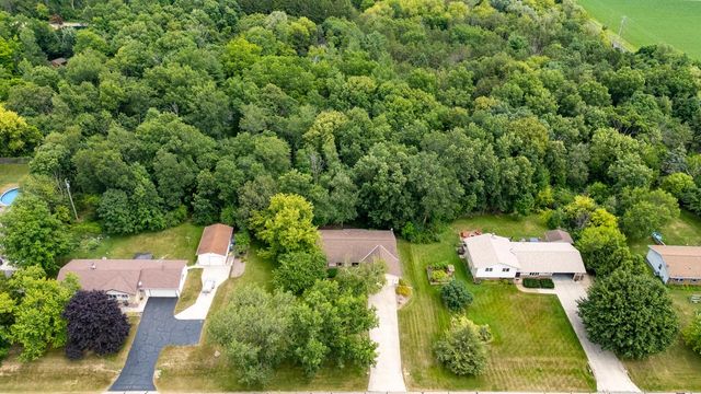 5736 Hickory Knoll DRIVE, West Bend, WI 53095