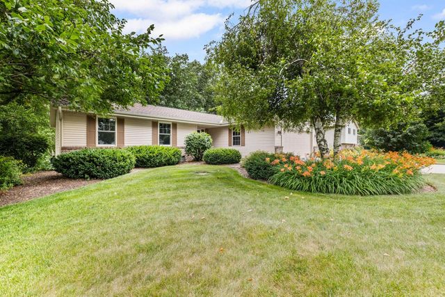 5736 Hickory Knoll DRIVE, West Bend, WI 53095