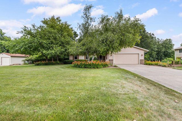 5736 Hickory Knoll DRIVE, West Bend, WI 53095