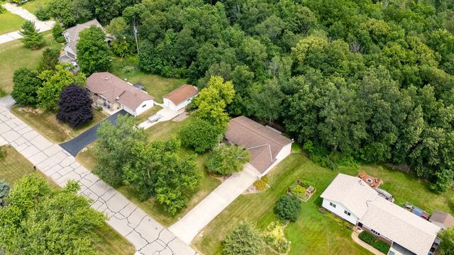 5736 Hickory Knoll DRIVE, West Bend, WI 53095
