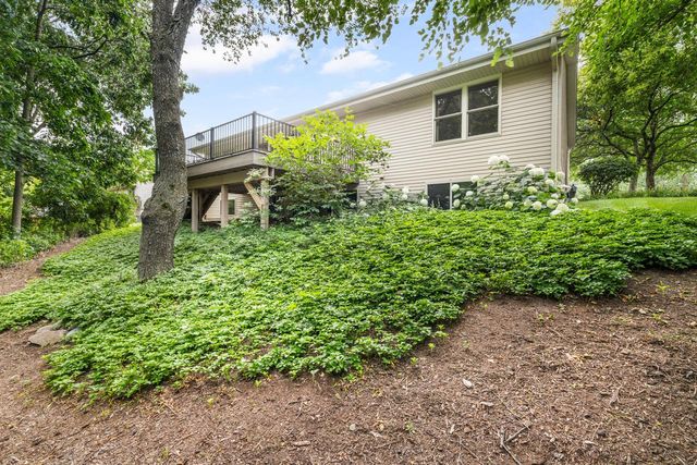 5736 Hickory Knoll DRIVE, West Bend, WI 53095