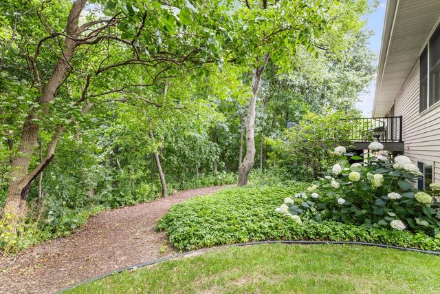 5736 Hickory Knoll DRIVE, West Bend, WI 53095