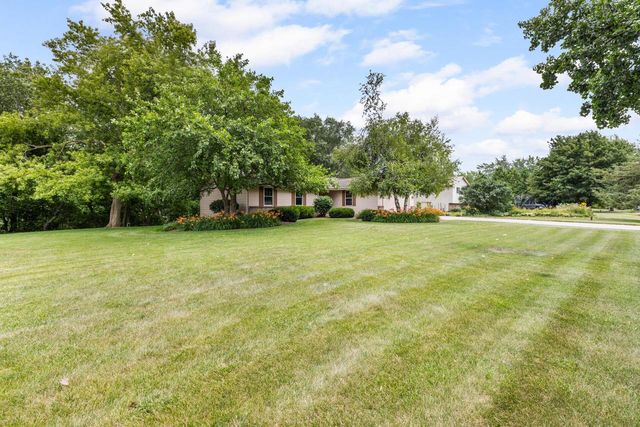 5736 Hickory Knoll DRIVE, West Bend, WI 53095