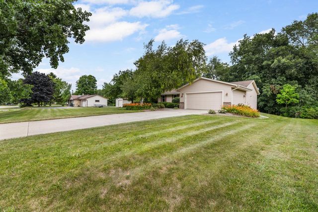 5736 Hickory Knoll DRIVE, West Bend, WI 53095