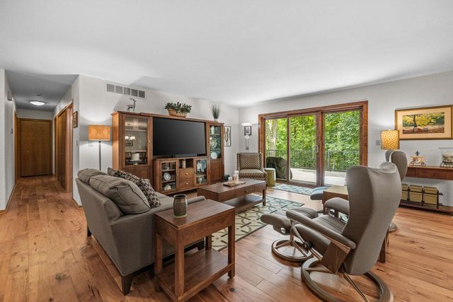 5736 Hickory Knoll DRIVE, West Bend, WI 53095