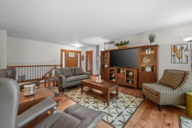 5736 Hickory Knoll DRIVE, West Bend, WI 53095