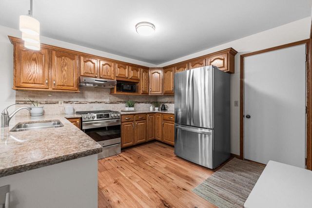 5736 Hickory Knoll DRIVE, West Bend, WI 53095