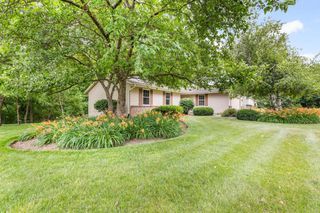 5736 Hickory Knoll DRIVE, West Bend, WI 53095