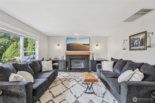 21611 SE 257th Place, Maple Valley, WA 98038