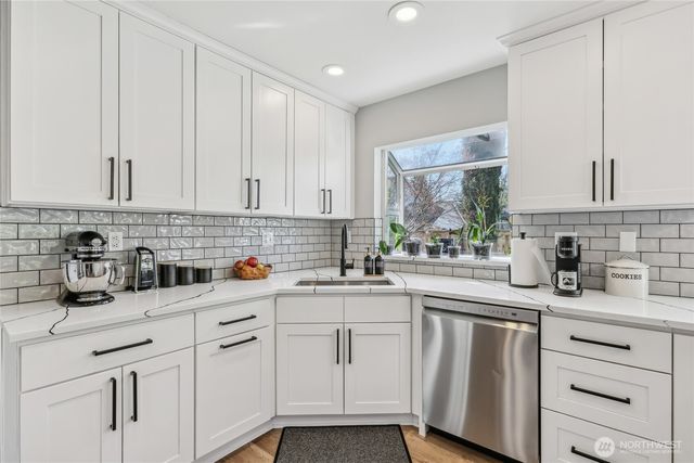 21611 SE 257th Place, Maple Valley, WA 98038