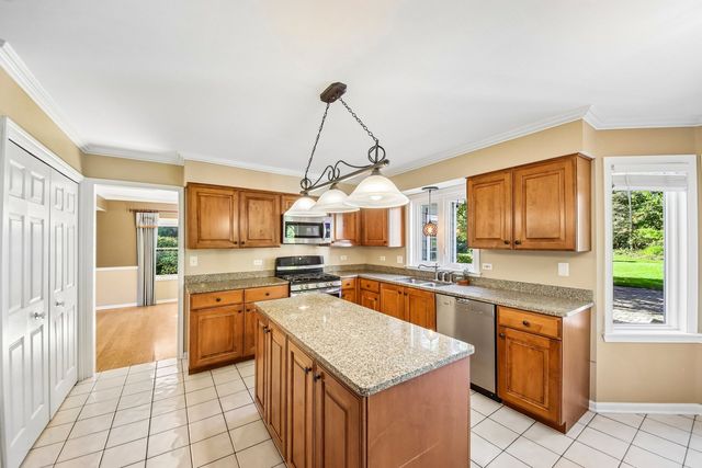 17945 W Pond Ridge Circle, Gurnee, IL 60031
