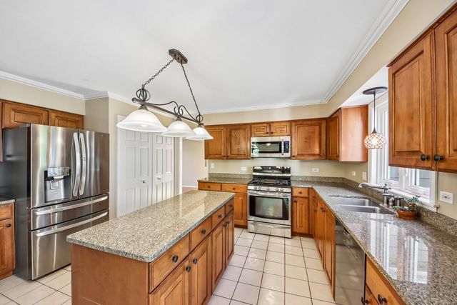 17945 W Pond Ridge Circle, Gurnee, IL 60031