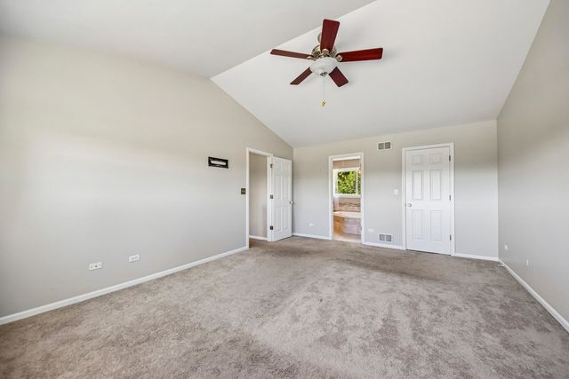 17945 W Pond Ridge Circle, Gurnee, IL 60031