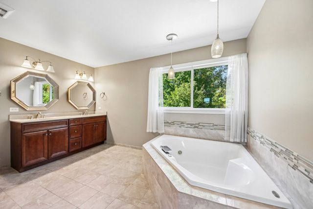 17945 W Pond Ridge Circle, Gurnee, IL 60031