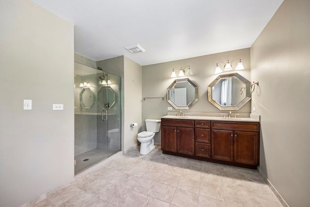 17945 W Pond Ridge Circle, Gurnee, IL 60031