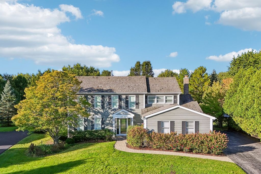 17945 W Pond Ridge Circle, Gurnee, IL 60031
