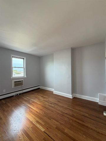 49 EAST 33RD ST, Bayonne, NJ 07002