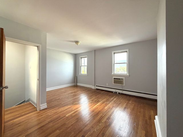 49 EAST 33RD ST, Bayonne, NJ 07002