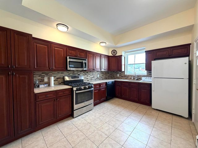 49 EAST 33RD ST, Bayonne, NJ 07002