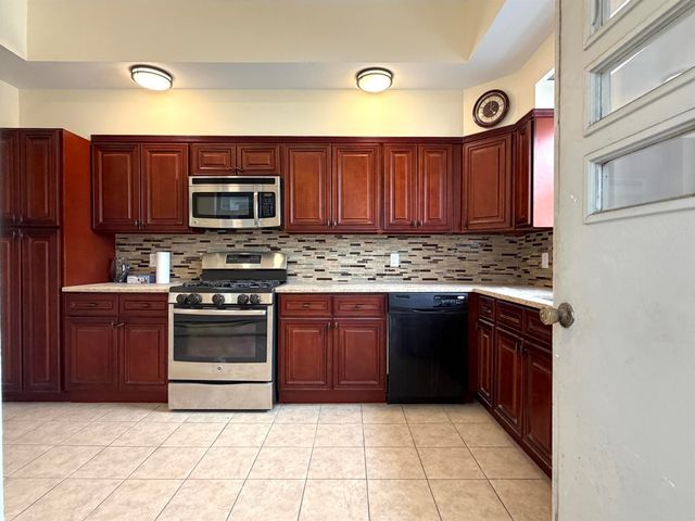 49 EAST 33RD ST, Bayonne, NJ 07002