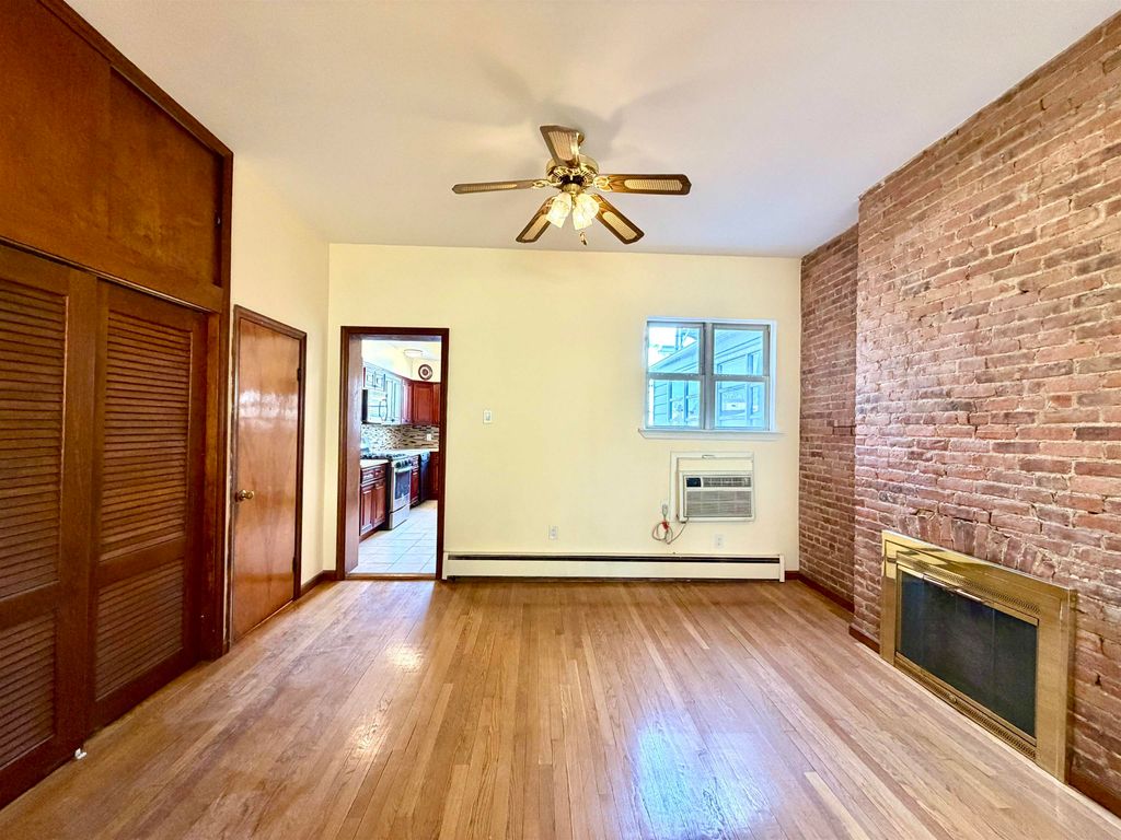 49 EAST 33RD ST, Bayonne, NJ 07002