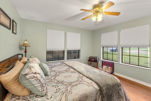 11 Naples Drive, Omaha, TX 75571