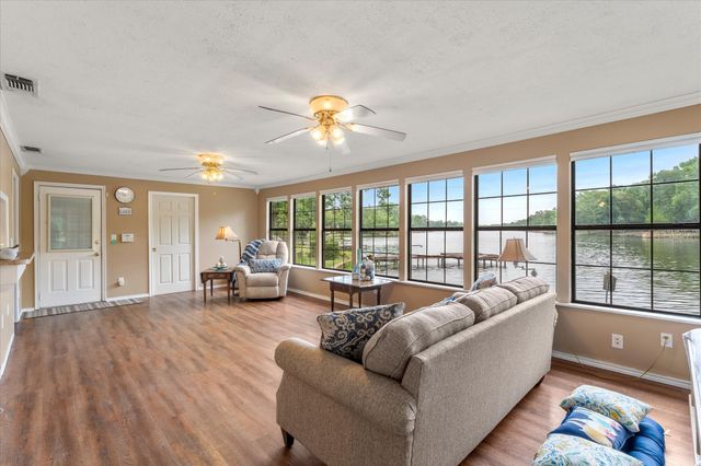 11 Naples Drive, Omaha, TX 75571
