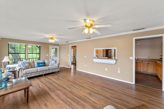 11 Naples Drive, Omaha, TX 75571