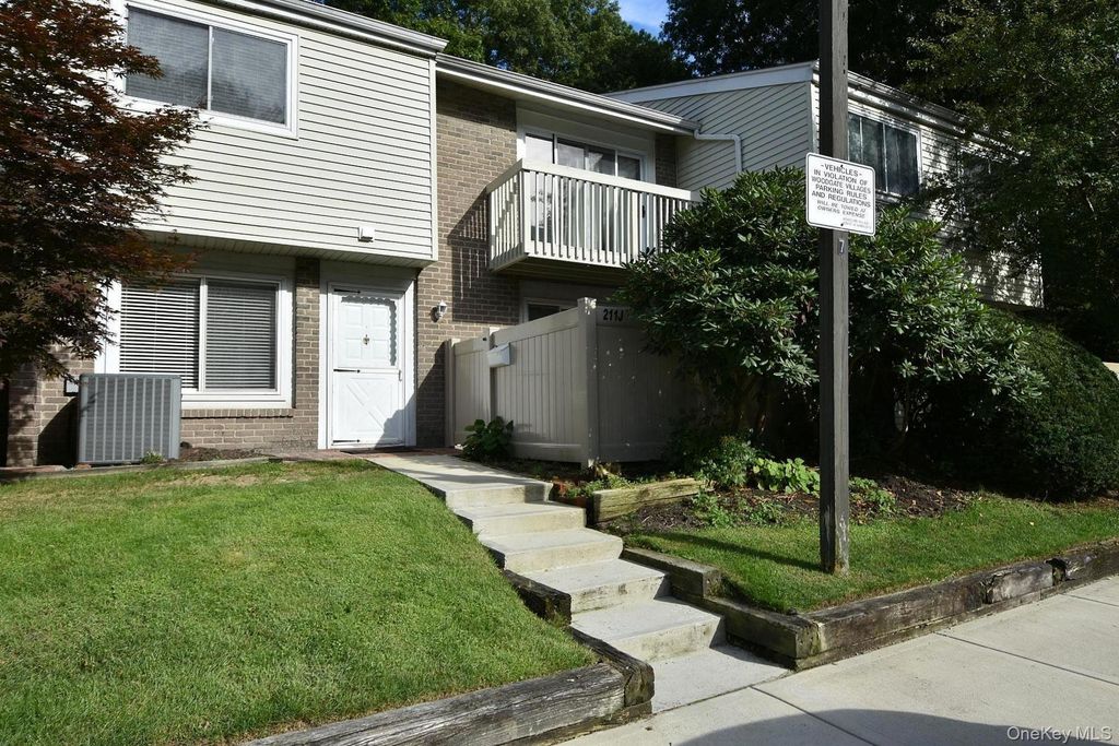 211 Springmeadow Drive J, Holbrook, NY 11741 — photo 2